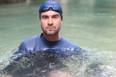 Okyanus mağarasında gülümseyen dalgıç