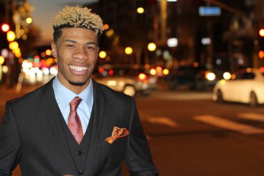 Geceleri sokaklarda dolaşan yakışıklı Afro-Amerikan iş adamının yakın plan portresi.