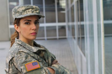 Fotokopi aletiyle gülümseyen askeri kadın