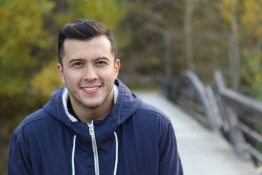 Karışık ırk erkeği sonbaharda fotokopi alanıyla gevşedi.