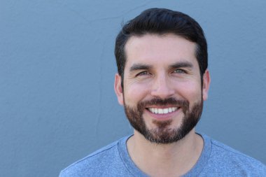 Yakışıklı esmer, sakallı adam, yakın plan kadın doktoru.