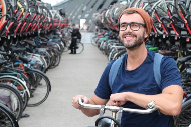 Bisiklet parkında gülümseyen adam