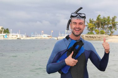 Kumsaldan gülümseyen bir adam