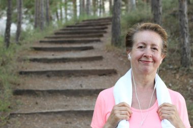 Parktaki eğitimden sonra kıdemli kadın dinleniyor.