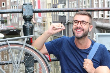 Amsterdam 'da esrar tutarken gülümseyen adam