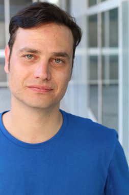 Sokaktaki yakışıklı genç adamın yakın plan portresi.