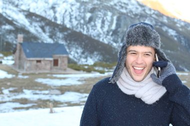 Eskimo erkek telefonla ararken gülümsüyor