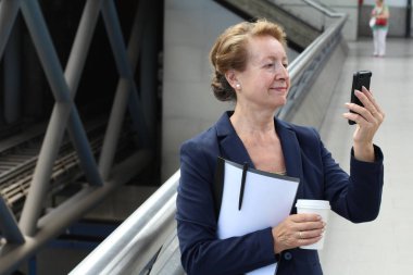 Telefondaki olgun sarışın iş kadını.