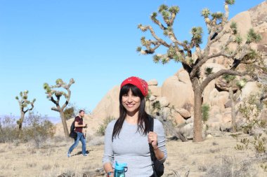 Ölüm Vadisi Ulusal Parkı 'nda sırt çantalı güzel bir genç kadının portresi.