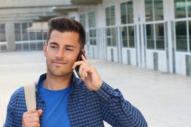 Kampüsteki öğrenci telefonla arıyor.