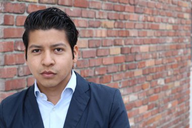 Yakışıklı Latin bir adamın sokak kıyafetleri içinde yakın plan portresi.