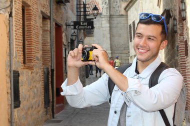 Klasik kamerayla fotoğraf çekmek için yaratıcılığını kullanan bir adam.