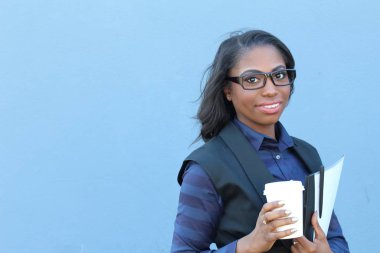 Genç Akıllı Afrikalı Amerikalı Kadın