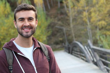 Karışık ırk erkeği sonbaharda fotokopi alanıyla gevşedi.