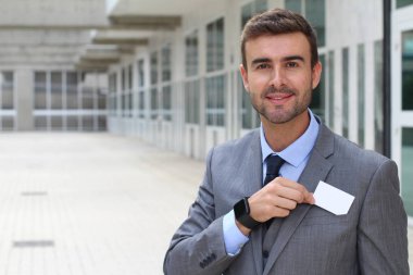 İşadamı sana kartvizitini vermek üzere.