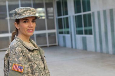 Fotokopi aletiyle gülümseyen askeri kadın