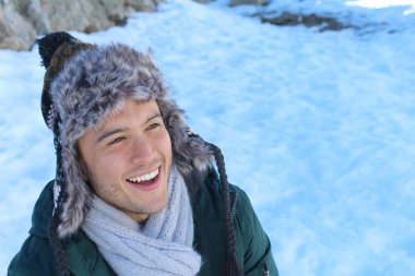 Sıcak giyimli etnik bir adam.