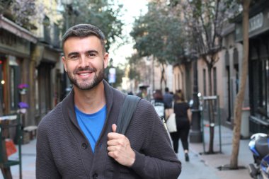 Avrupa caddesinde kazaklı yakışıklı bir gencin yakın plan portresi.