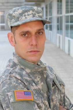 Sokaktaki yakışıklı genç askerin yakın plan portresi