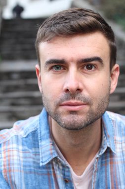 Yakışıklı genç bir adamın sokak kıyafetleri içinde yakın plan portresi.