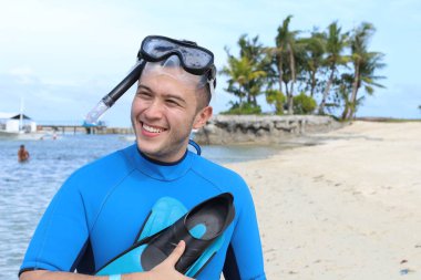 Atletik adam suda eğleniyor.