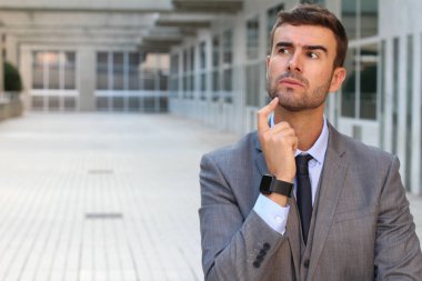 Düşüncelere dalmış iş adamı Kopya Alanı 'nı kapat