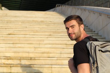 Yakışıklı genç bir adamın sokak kıyafetleri içinde yakın plan portresi.