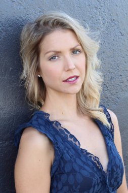 Güzel model kadın yüzü. Mükemmel Taze Cilt, Makyaj. Saf Güzel Kadın kameraya bakıyor. Gençlik ve Deri Bakımı Konsepti. 