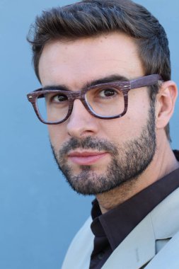 Duvarın önündeki yakışıklı sakallı adamın yakın plan portresi.
