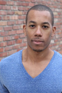 Sokaktaki yakışıklı Afro-Amerikan adamın yakın plan portresi.