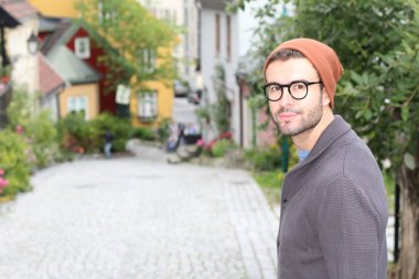 Moda belirleyicisi şehirde geziniyor