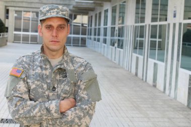 Sokaktaki üniformalı yakışıklı genç askerin yakın plan portresi.