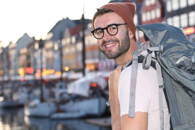 Destansı Nyhavn, Kopenhag, Danimarka 'da sırıtan sırt çantası.