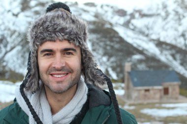 Eskimo erkek, elinde fotokopi aletiyle dışarıda duruyordu.