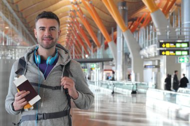 Gemiye binmek üzere olan mutlu gezgin. Genç adam ayrılıyor. 