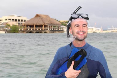 Kumsaldan gülümseyen bir adam