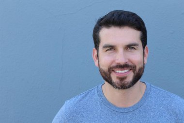 Yakışıklı esmer, sakallı adam, yakın plan kadın doktoru.