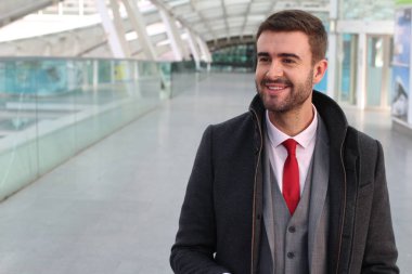 Tren istasyonundaki yakışıklı genç iş adamının yakın plan portresi.