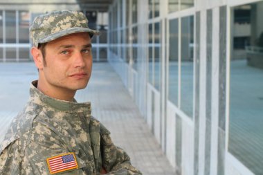 Derin Düşüncelere dalmış Asker