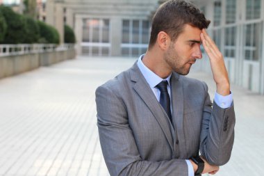 Düşüncelere dalmış iş adamı Kopya Alanı 'nı kapat