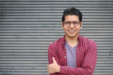 Yakışıklı Latin bir adamın sokak kıyafetleri içinde yakın plan portresi.