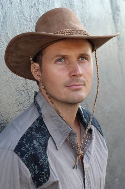 Kovboy şapkalı yakışıklı genç adamın yakın plan portresi.