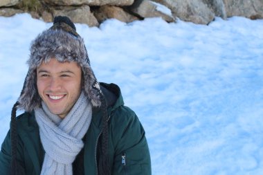 Sıcak giyimli etnik bir adam.