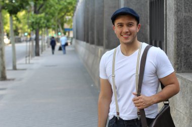 Yakışıklı genç bir adamın sokak kıyafetleri içinde yakın plan portresi.