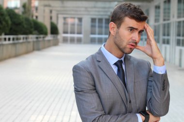 Düşüncelere dalmış iş adamı Kopya Alanı 'nı kapat