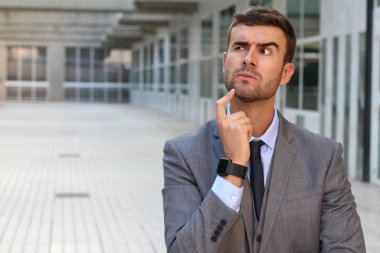 Düşüncelere dalmış iş adamı Kopya Alanı 'nı kapat