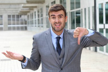 Zalim adam sert bir şekilde reddediyor.