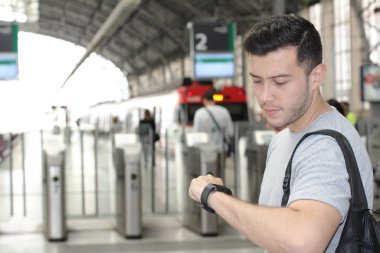 Tren bekleyen etnik banliyö çalışanı.