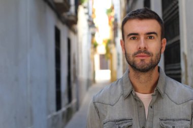 Yakışıklı genç bir adamın sokak kıyafetleri içinde yakın plan portresi.