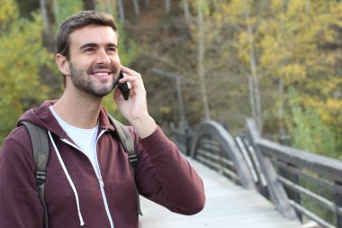Karışık ırk erkeği kopyalama alanıyla sonbaharda çağrı yapıyor